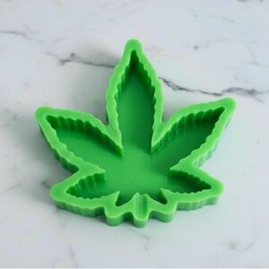 NWT Resin Leaf Ashtray – Handmade – Green